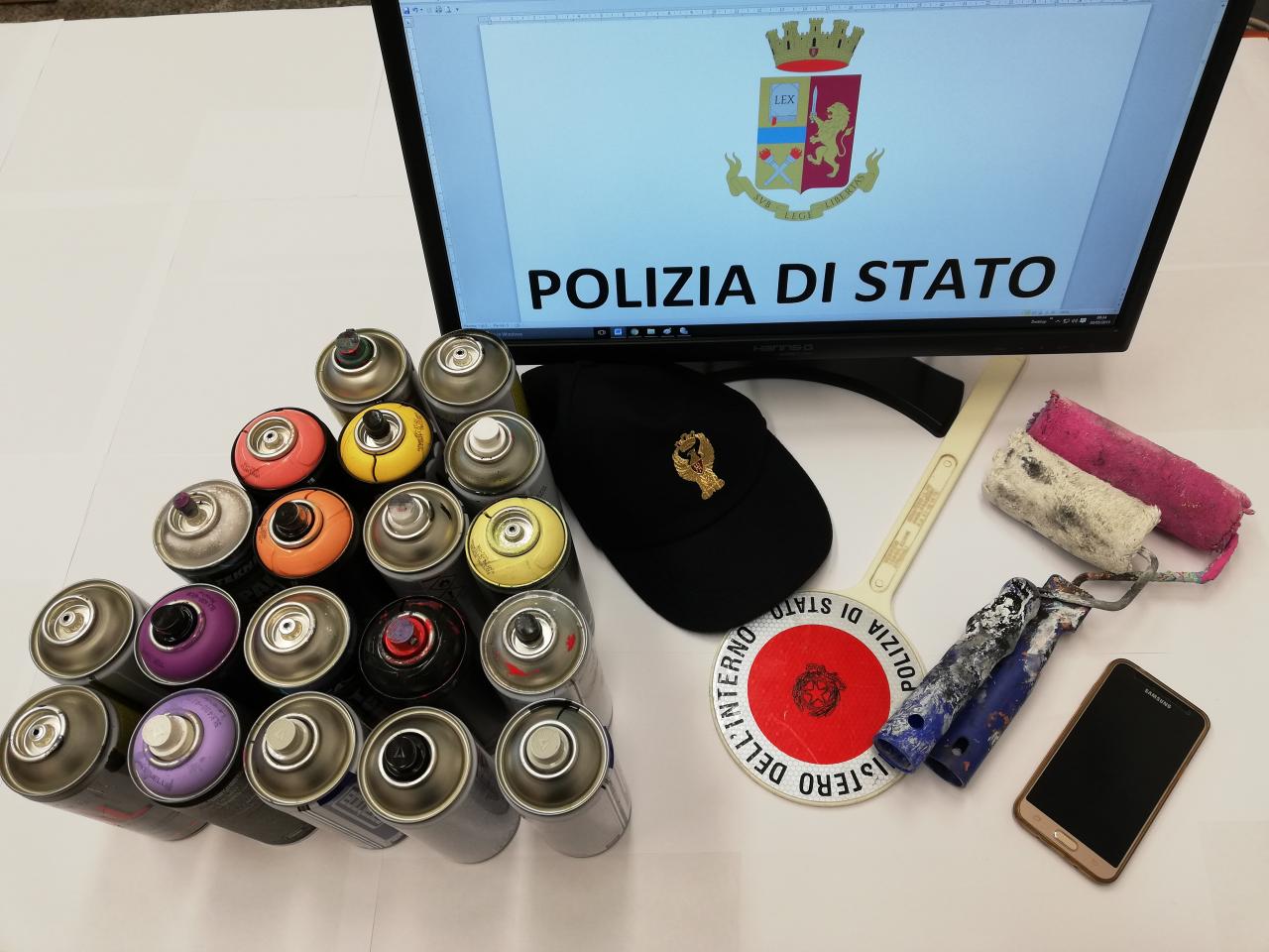 Imbrattavano i treni, denunciati due giovani Imbrattavano i treni, denunciati due giovani