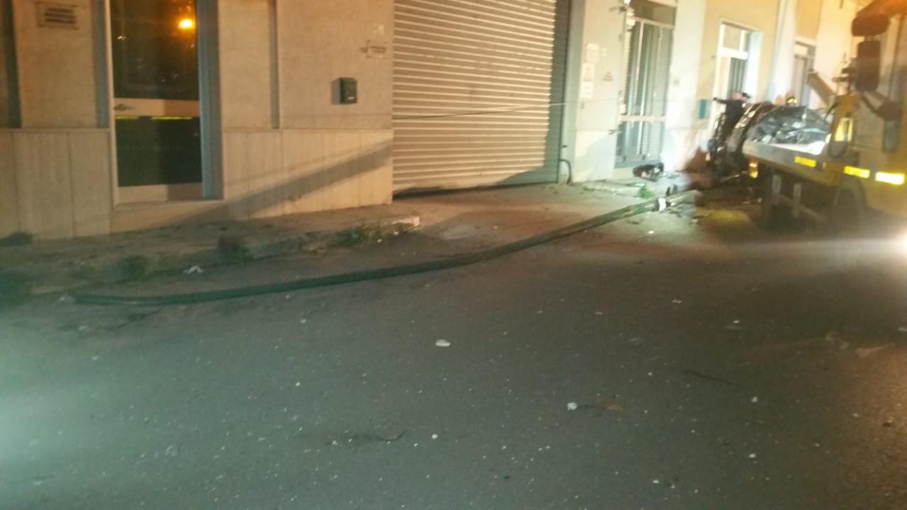 Galatinese perde il controllo dell'auto e abbatte un armadio Enel e un palo della pubblica illuminazione