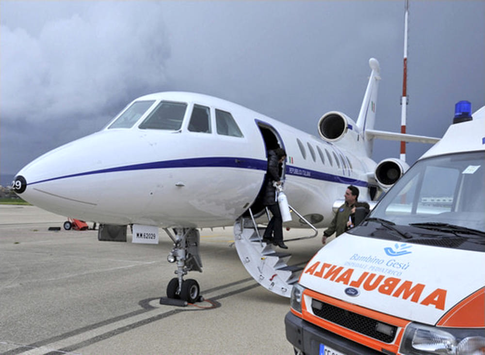 Neonato trasportato da Cagliari a Genova con un Falcon dell'Aeronautica Militare