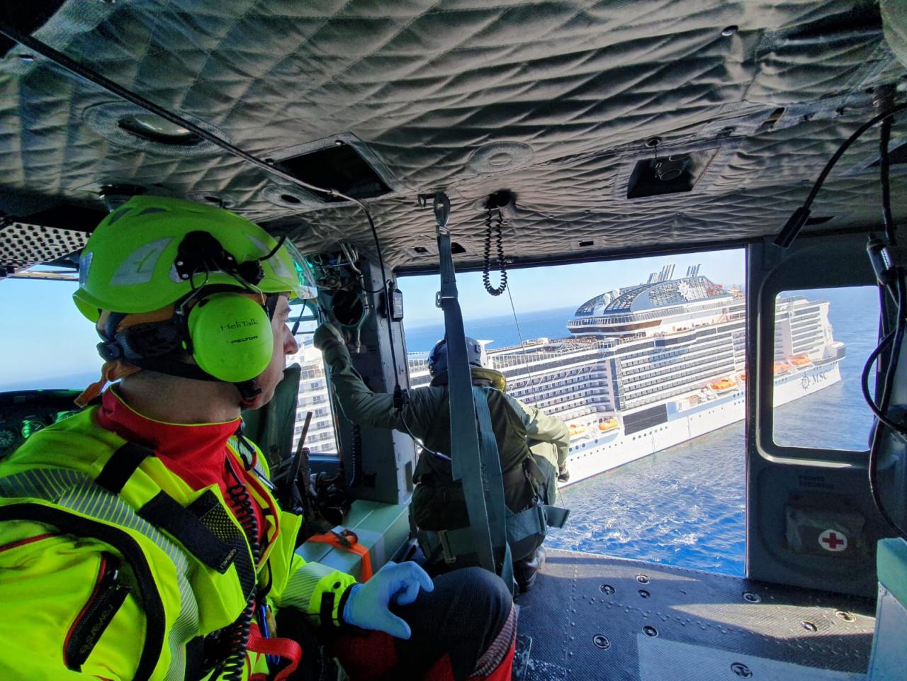 Statunitense in pericolo di vita su una nave da crociera viene trasportata in ospedale da un elicottero dell'Aeronautica Militare 