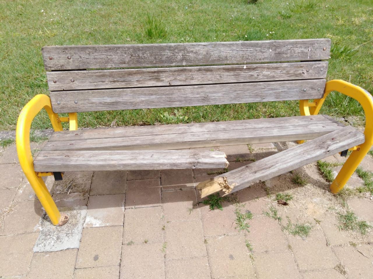 Degrado e sporcizia nelle aree giochi galatinesi