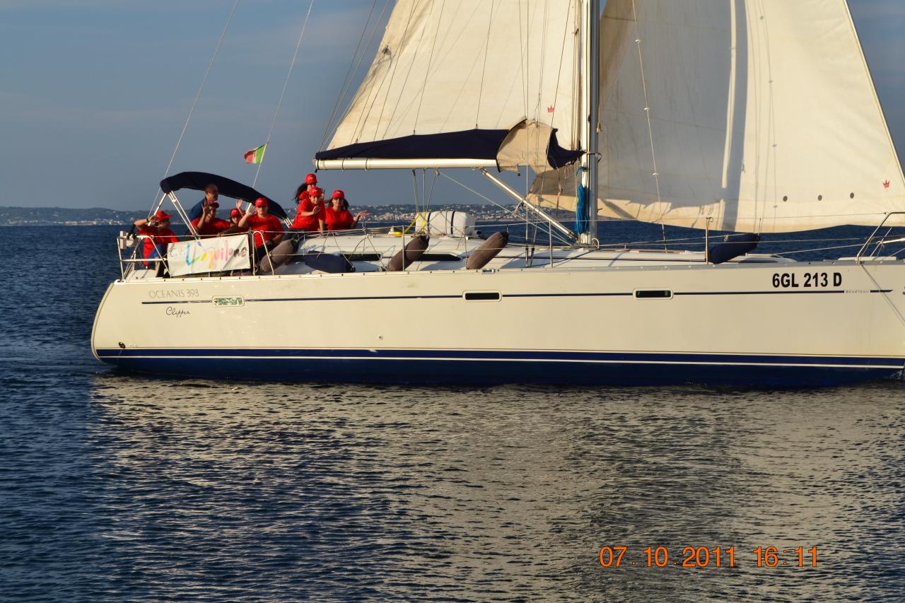 I ragazzi dell’Associazione “Barriere al Vento”  ai cancelli di partenza della 34ma regata internazionale Brindisi-Corfù