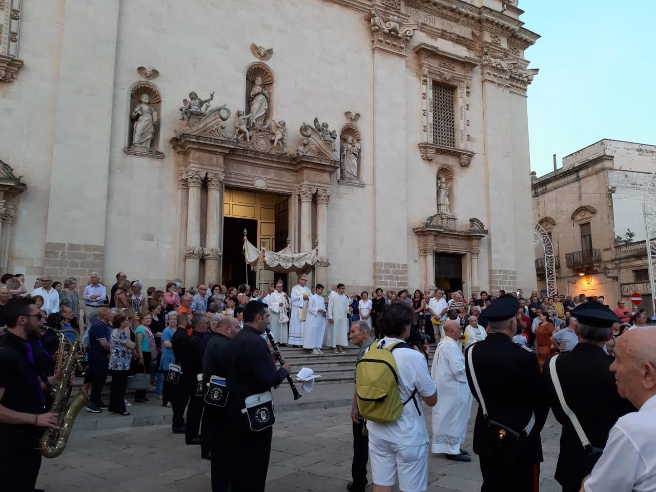 &quot;Rimani su questa piazza&quot;