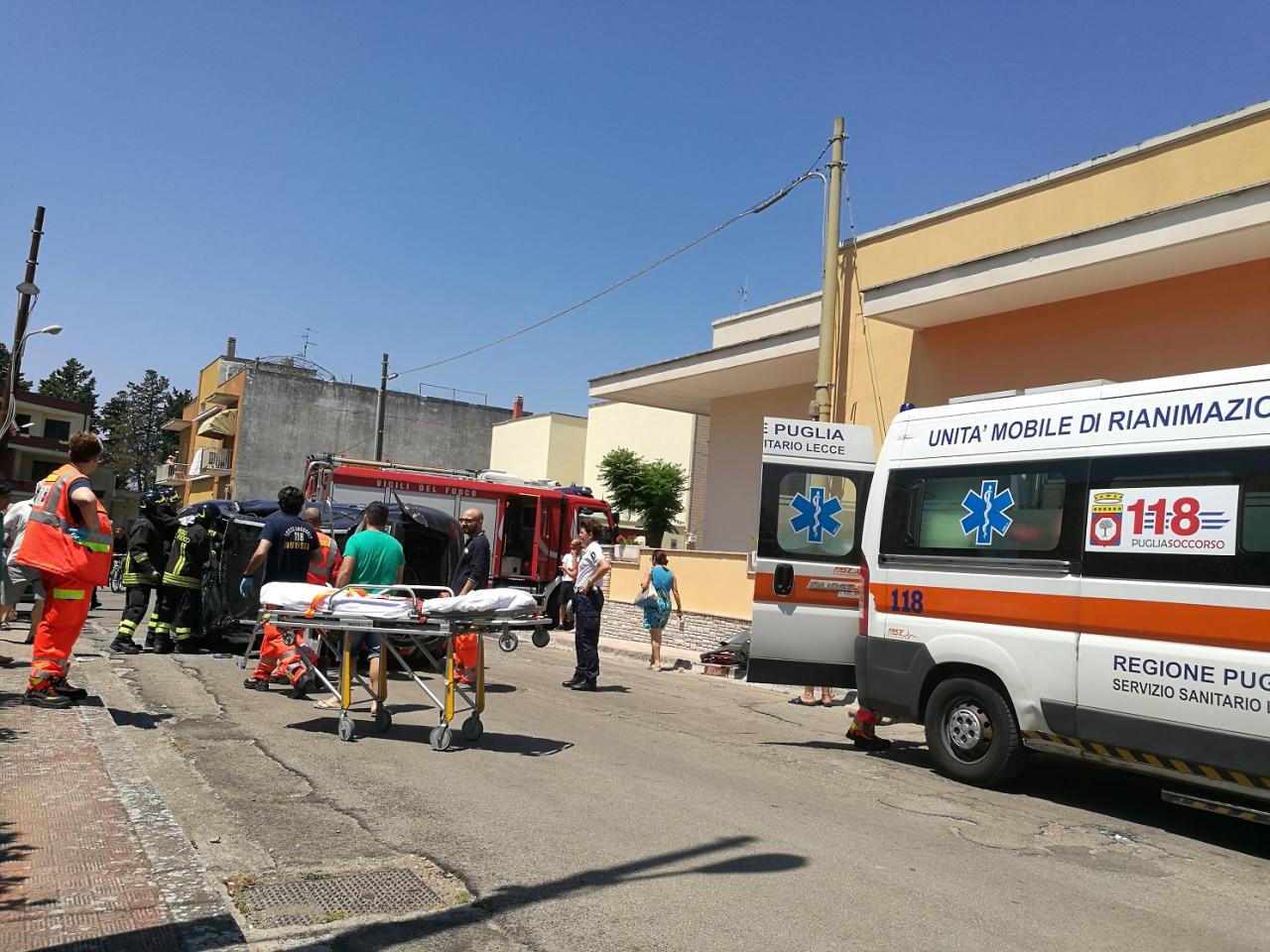 Impatto sull'incrocio, un'auto si ribalta e l'altra finisce contro un palo. Feriti i due conducenti