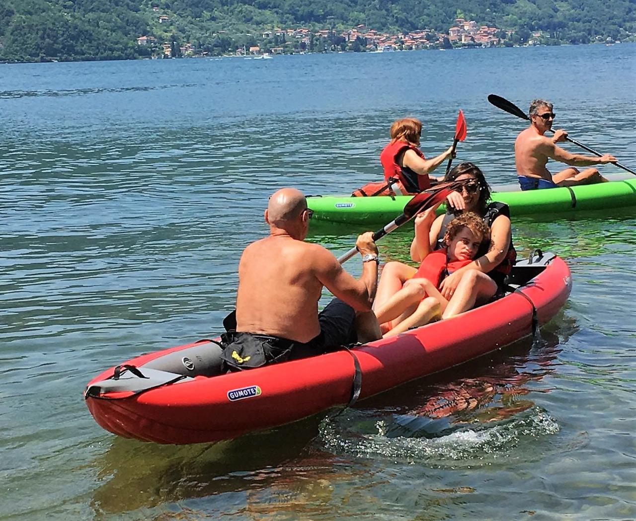 Giuseppe Lazari in canoa sul Lago di Como con i ragazzi diversamente abili