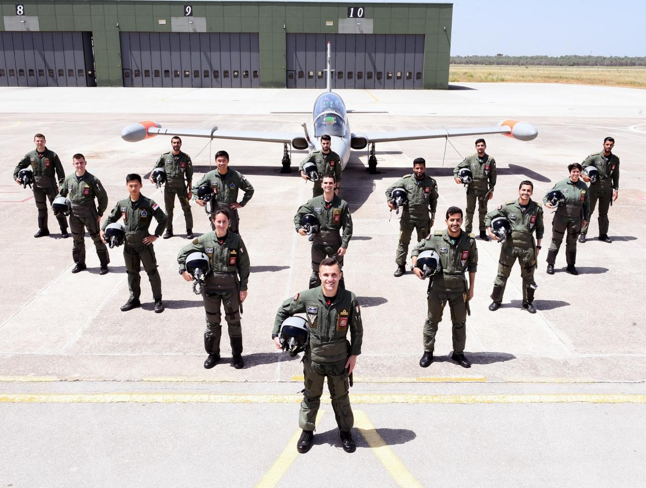 Quindici allievi piloti pronti a spiccare il volo Quindici allievi piloti pronti a spiccare il volo