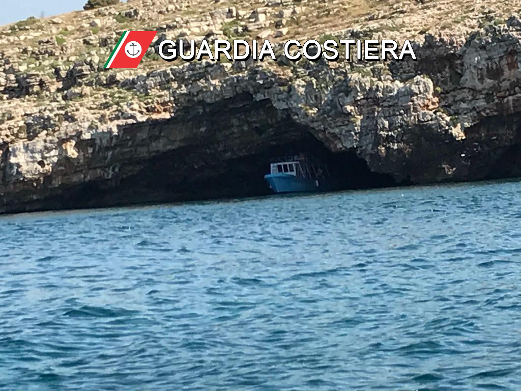 Entrano con le barche in tre grotte di Leuca, denunciati