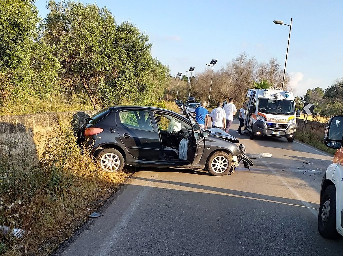 Auto contro un muro sulla Galatina Copertino, ferito ricoverato in codice rosso