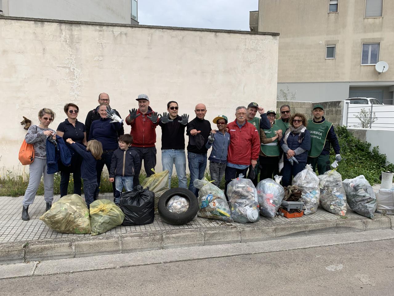 Riappaiono i rifiuti lungo le strade pulite nel corso di &quot;Sporchiamoci le mani&quot;