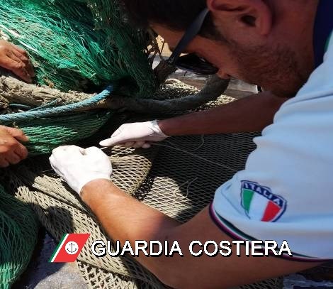 Sequestrate reti a strascico ed un quintale di pesce a bordo di tre pescherecci