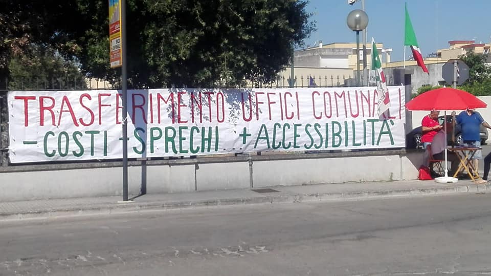 "C'erano più tecnici al lavoro sul retro o dentro l'ex-Tribunale che esponenti del PD sul marciapiede a manifestare" "C'erano più tecnici al lavoro sul retro o dentro l'ex-Tribunale che esponenti del PD sul marciapiede a manifestare"