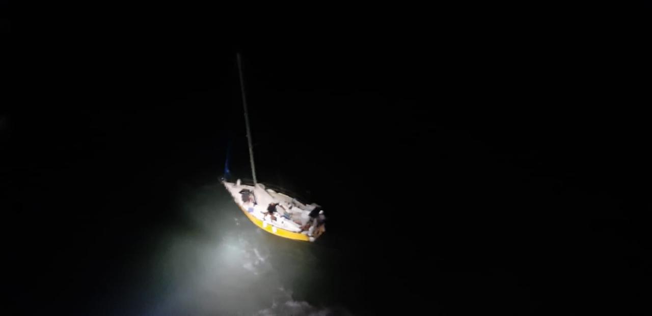 Elicottero dell'Aeronautica recupera velista francese in difficoltà