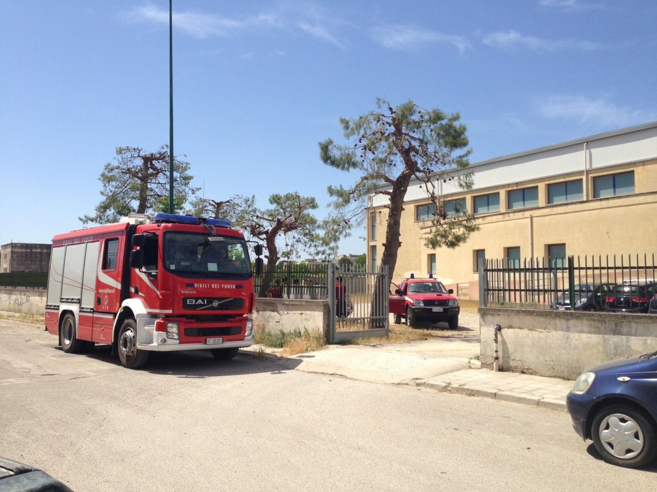 Fiamme sul confine della scuola. Evacuata la 'Giovanni XXIII'