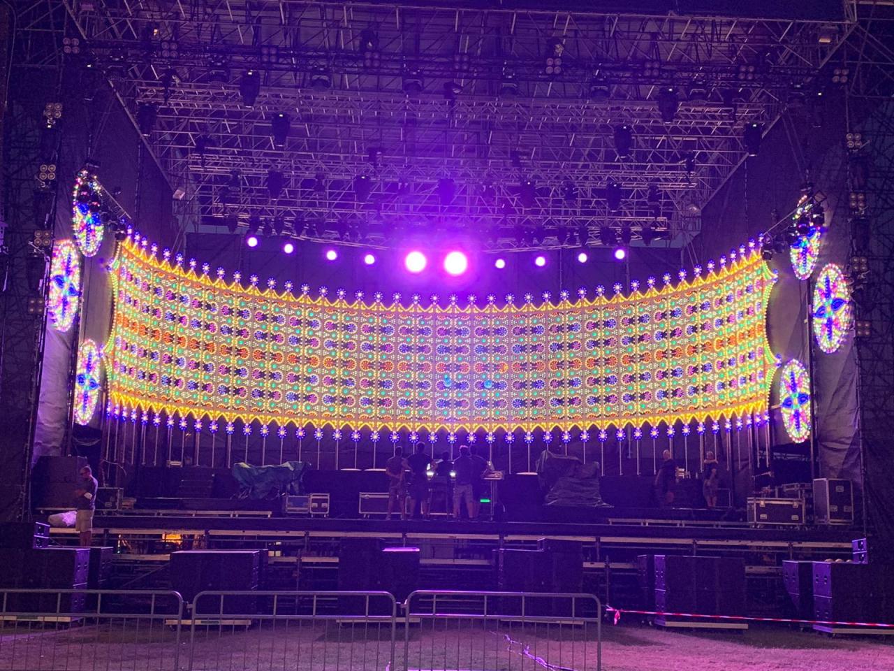 Al Concertone una ronda di luminarie e pubblico Al Concertone una ronda di luminarie e pubblico