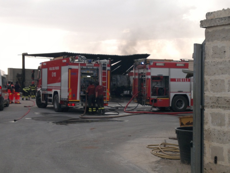 A fuoco due camion, paura a Collemeto