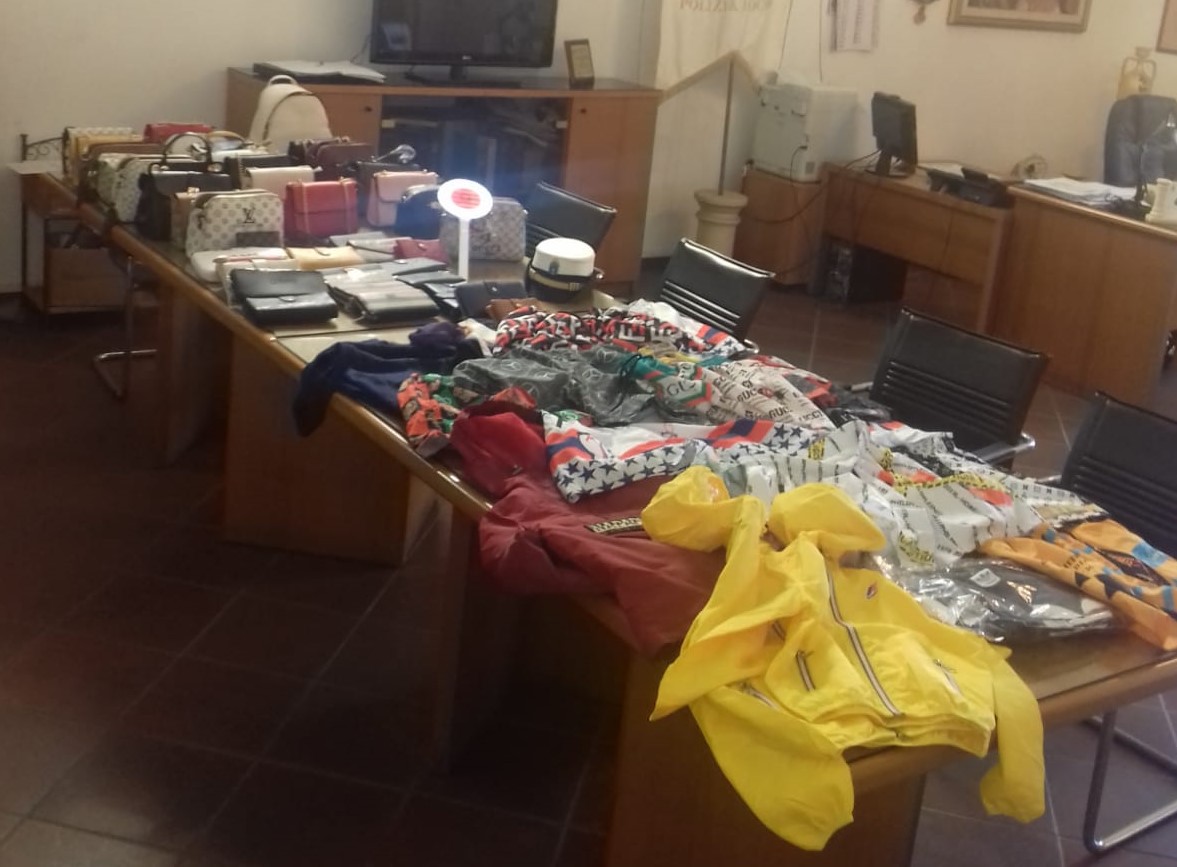 Sequestrata merce contraffatta durante la tappa galatinese de "La Notte della Taranta" Sequestrata merce contraffatta durante la tappa galatinese de "La Notte della Taranta"