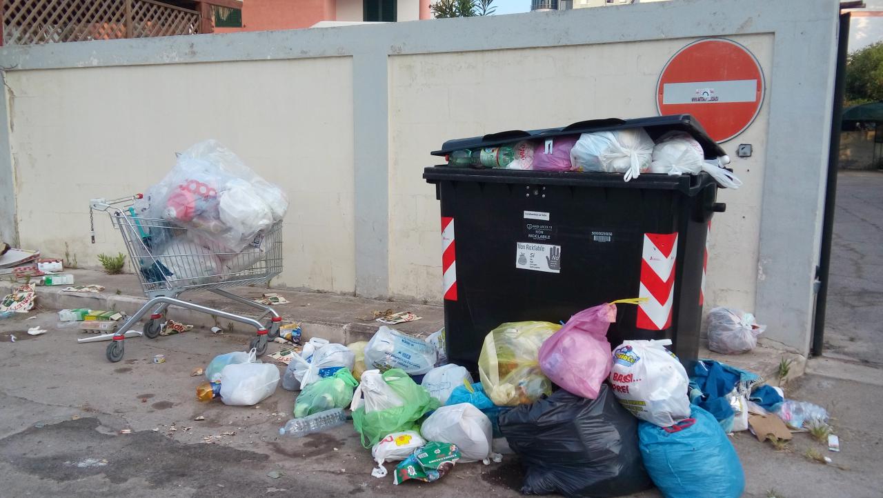 Rifiuti e inciviltà alla Baia Verde Rifiuti e inciviltà alla Baia Verde