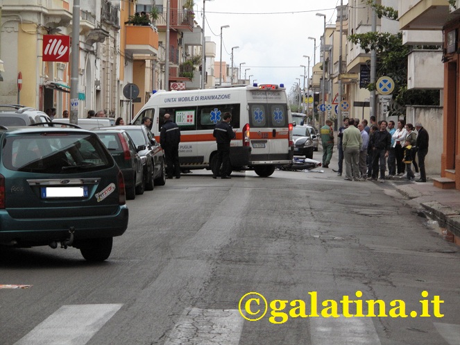 Giovanissimo centauro galatinese finisce con la testa contro una colonna. Il casco gli salva la vita