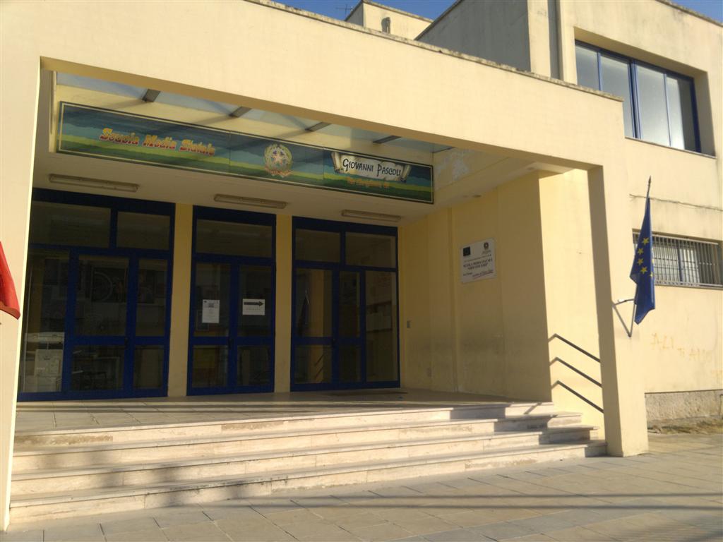 Calci e pugni nell'atrio della Scuola Media 'Giovanni XXIII' Calci e pugni nell'atrio della Scuola Media 'Giovanni XXIII'