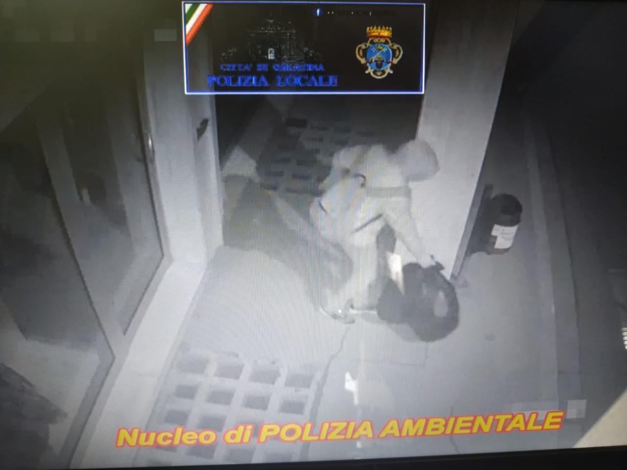 Fotografati e sanzionati a Galatina altri sporcaccioni