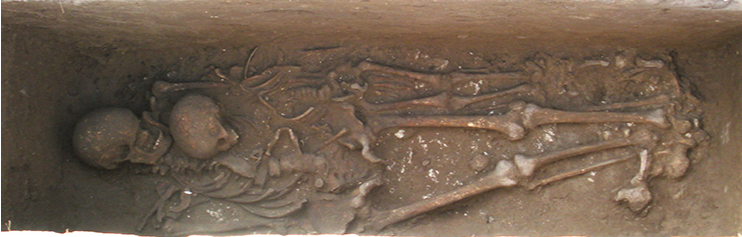 C'è un po' di Galatina nel ritrovamento a Roca di una tomba messapica con due scheletri sepolti insieme 