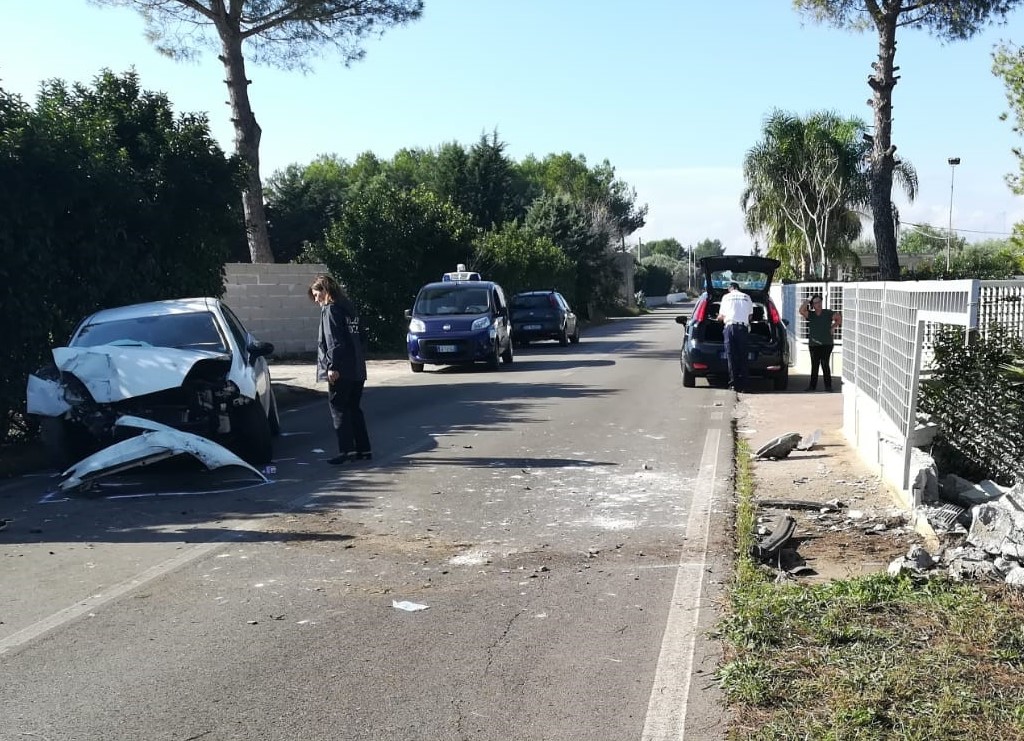 Auto fuori strada a causa della nebbia, madre e figlia trasportate in codice rosso al Fazzi