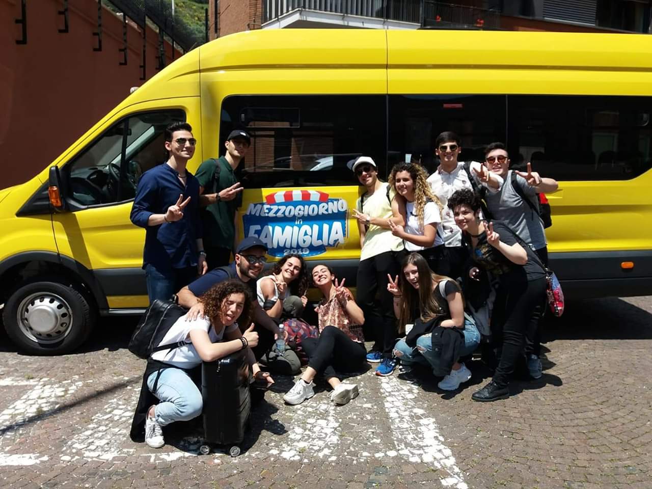 "Mezzogiorno in famiglia", lo scuolabus viene consegnato alla Città "Mezzogiorno in famiglia", lo scuolabus viene consegnato alla Città