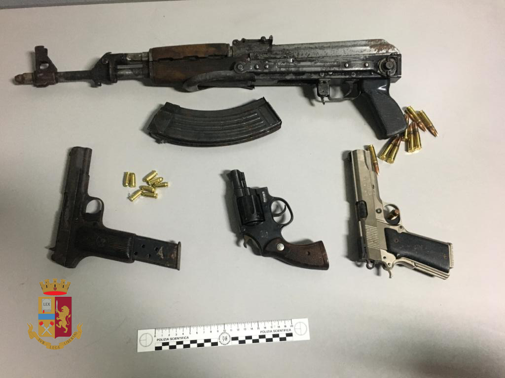 Un kalashnikov e tre pistole rinvenuti sulla Lecce San Cataldo Un kalashnikov e tre pistole rinvenuti sulla Lecce San Cataldo