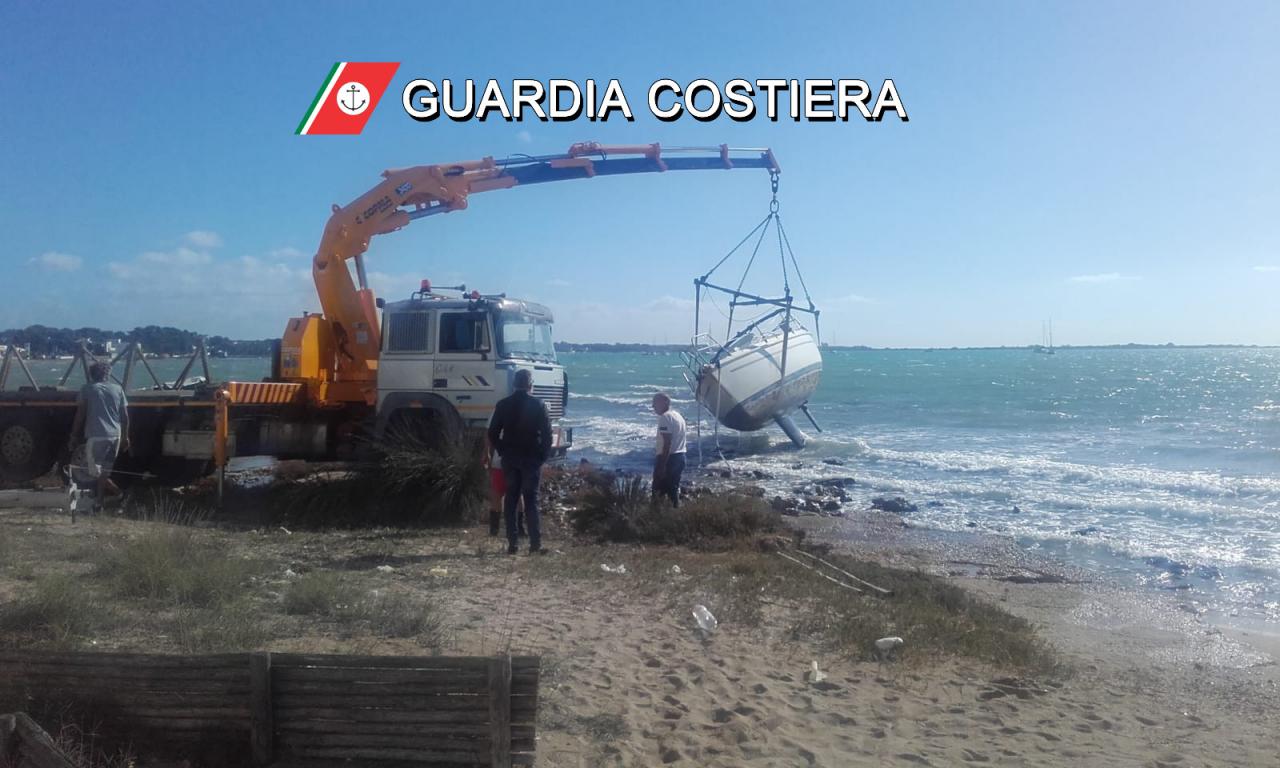 Rimossa la barca a vela arenatasi a Porto Cesareo Rimossa la barca a vela arenatasi a Porto Cesareo