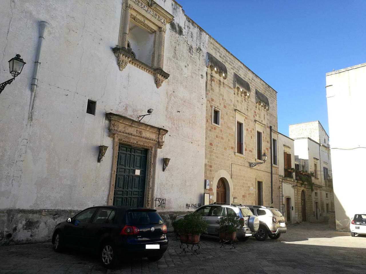 Scritte vandaliche sulla Chiesa di San Luigi e scoppia la polemica