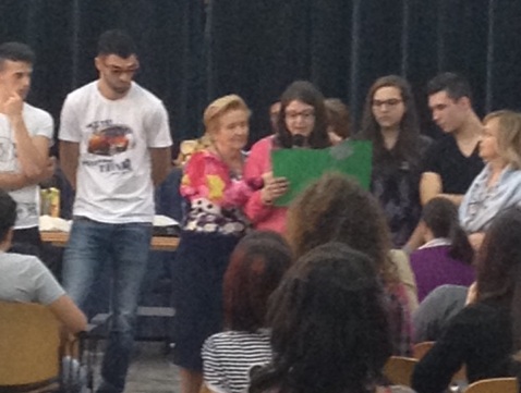 Sorrisi, lacrime e canzoni per una preside-mamma