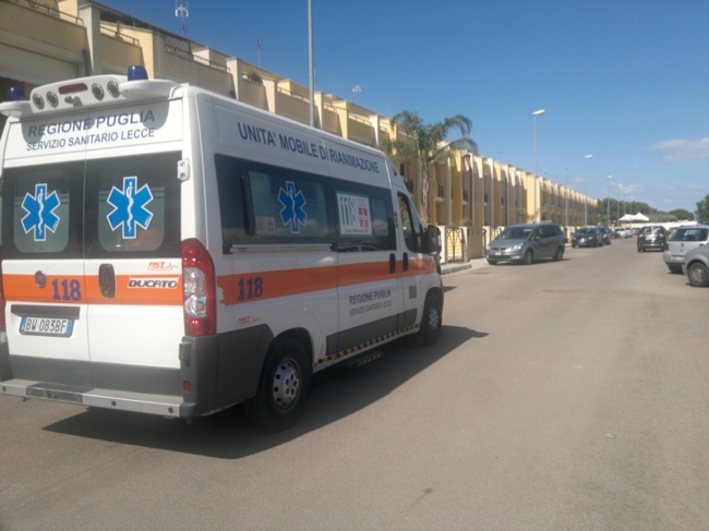 Minaccia di buttarsi di sotto. Pensionato in bilico sul terrazzo di casa, salvato dalle forze dell'ordine