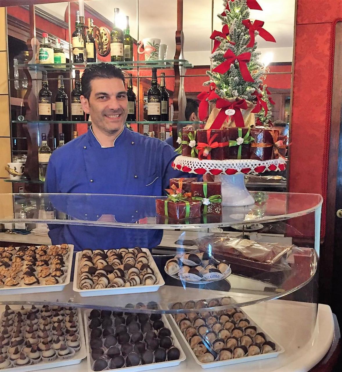 Continua a stupire la pluricentenaria Pasticceria Ascalone &quot;vestita&quot; a Natale con gli incanti di Luis