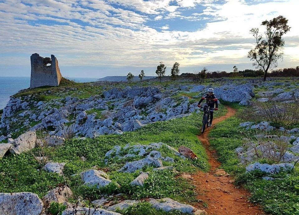 In bicicletta per salvare la Torre del Sasso
