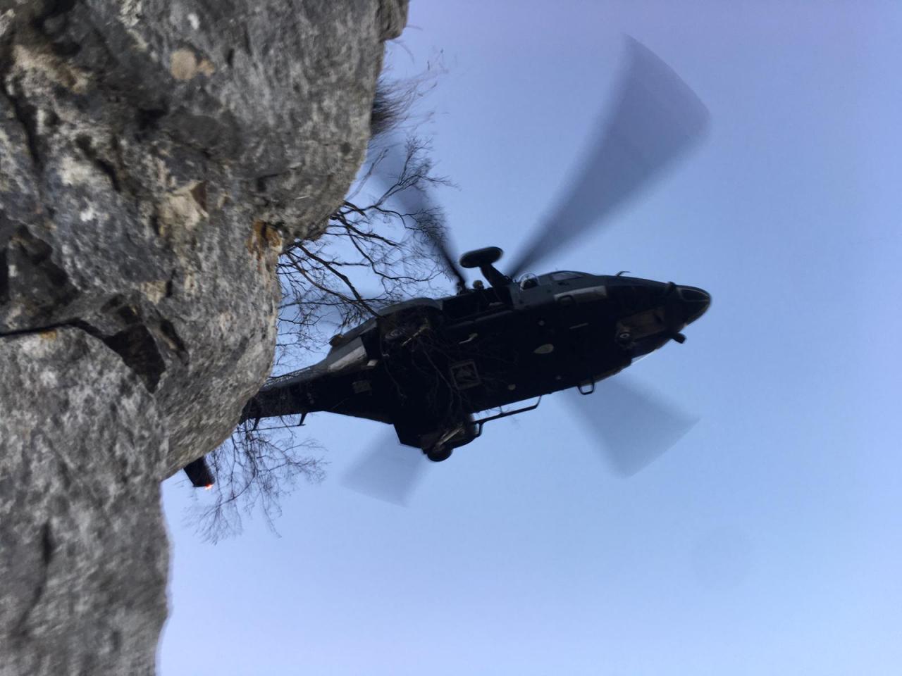 Due escursionisti in difficoltà soccorsi da un elicottero dell'Aeronautica Militare