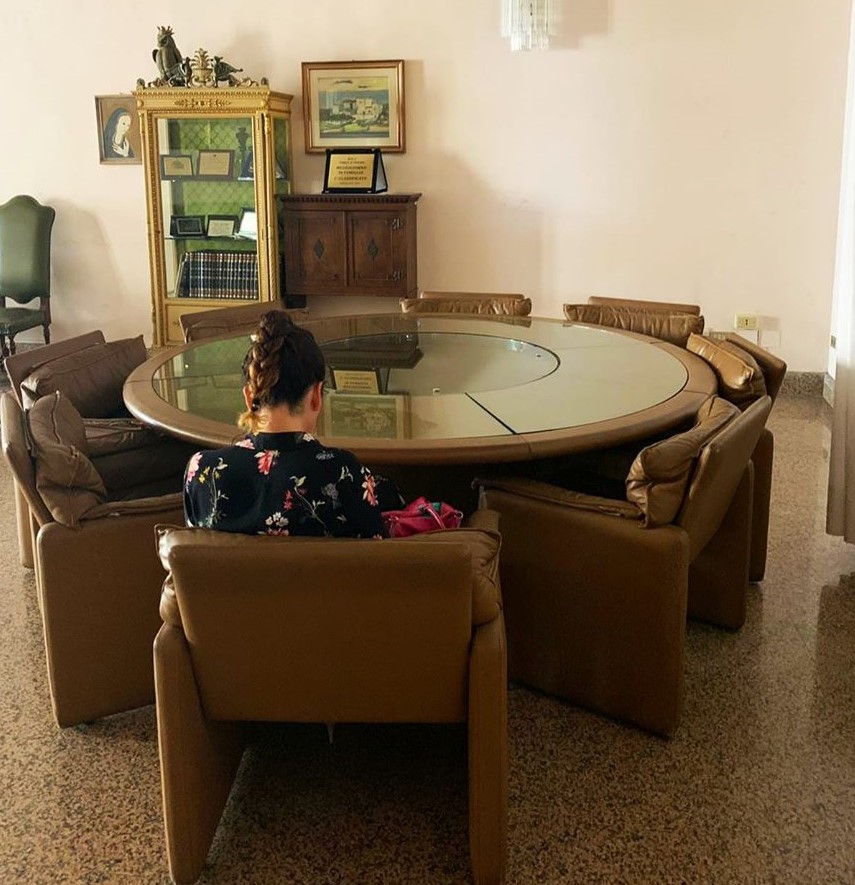 "Seduta intorno a quel tavolo" "Seduta intorno a quel tavolo"