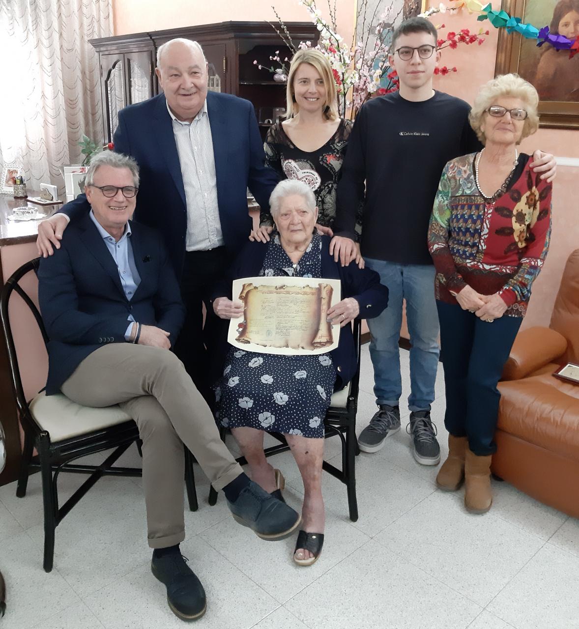 Gli auguri del Sindaco per i 100 anni di Maria Antonietta Leone
