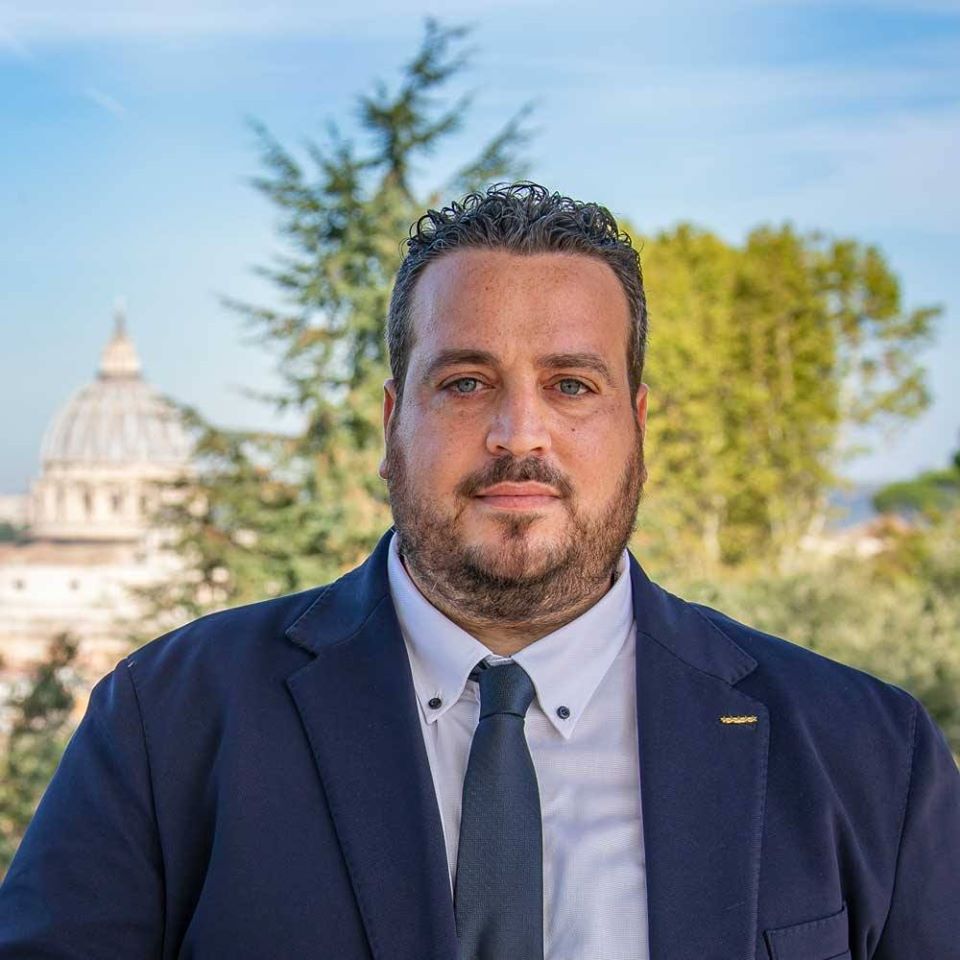 Leonardo Donno è uno dei sei "facilitatori" pugliesi del M5s Leonardo Donno è uno dei sei "facilitatori" pugliesi del M5s