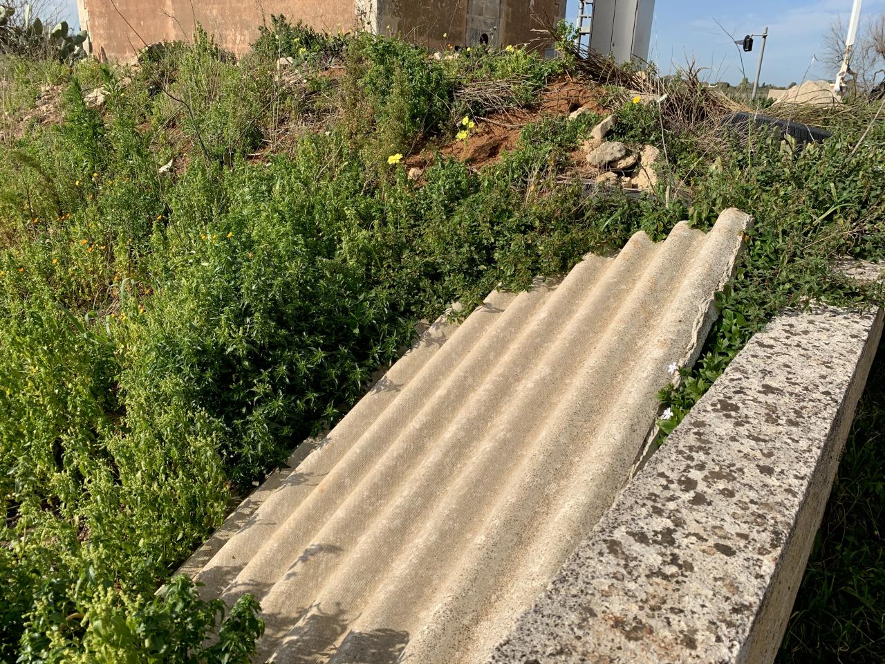 "Dopo un anno e nonostante le promesse del Sindaco l'amianto è ancora in via due Trappeti" "Dopo un anno e nonostante le promesse del Sindaco l'amianto è ancora in via due Trappeti"