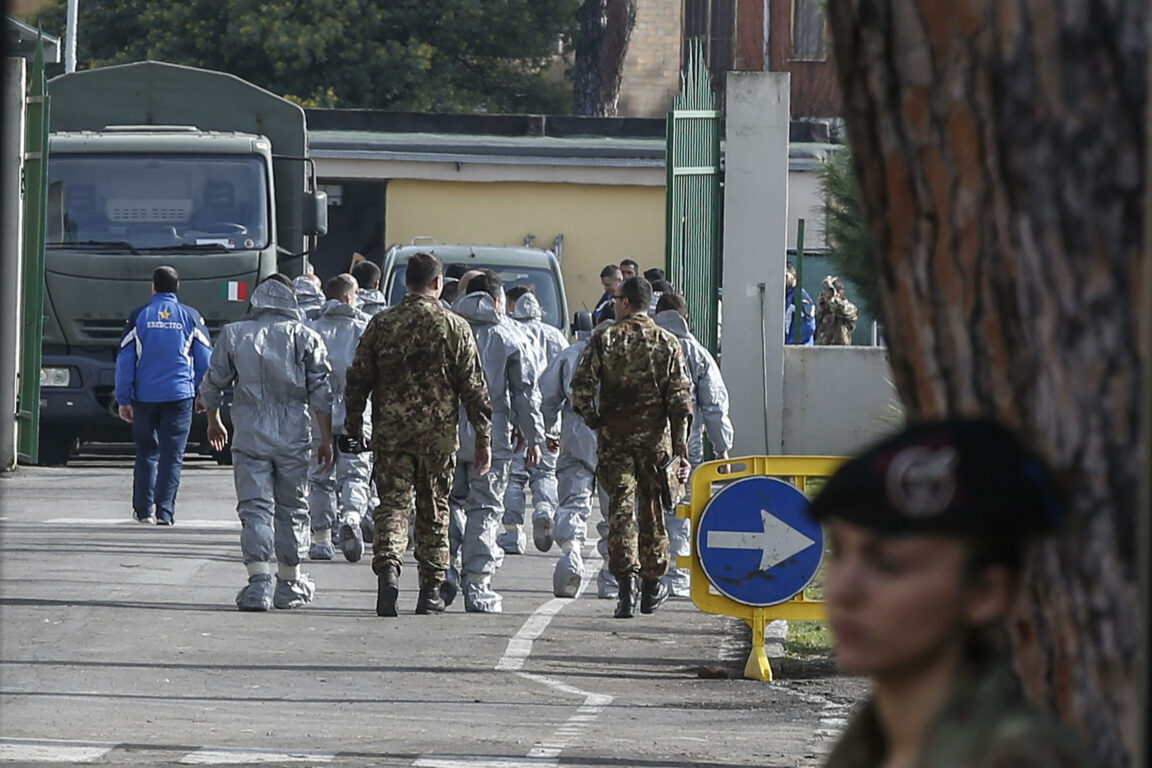 Coronavirus, Accertamenti in corso per l'italiano spostato dalla Cecchignola allo Spallanzani Coronavirus, Accertamenti in corso per l'italiano spostato dalla Cecchignola allo Spallanzani