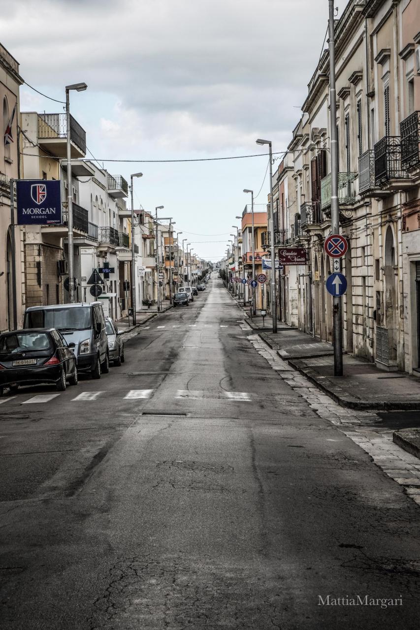 "Le strade sono deserte, deserte e silenziose" "Le strade sono deserte, deserte e silenziose"
