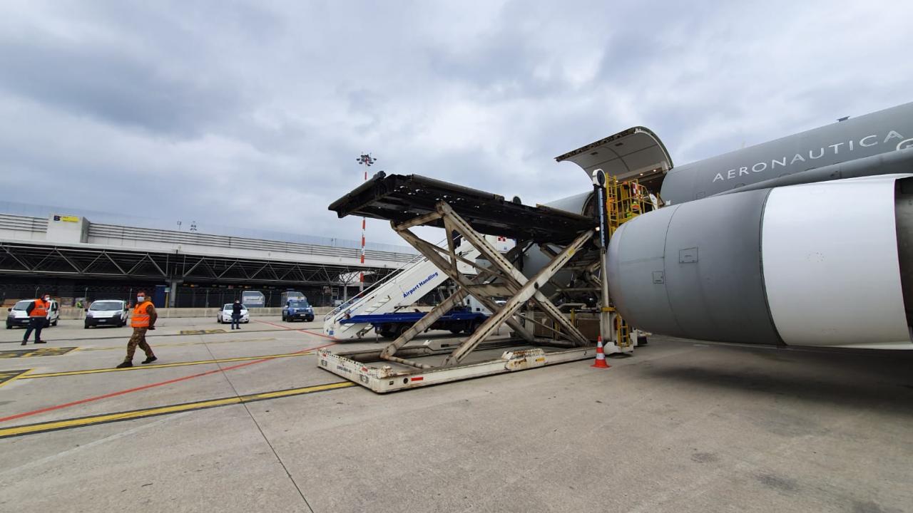 Dalla Cina e dalla Germania respiratori e materiale sanitario per l'Italia prelevato dall'Aeronautica Militare