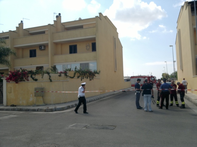 Si era lasciato cadere nel vuoto. È spirato al 'Vito Fazzi' poco dopo mezzogiorno Si era lasciato cadere nel vuoto. È spirato al 'Vito Fazzi' poco dopo mezzogiorno