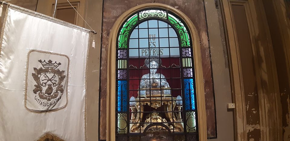 Il Sindaco Marcello Amante ed il Parroco don Lucio Greco pregano con Papa Francesco e poi insieme in Chiesa Madre invocano la protezione del Primo degli Apostoli