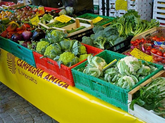 Gli agricoltori di Campagna Amica donano i loro prodotti alla Caritas Gli agricoltori di Campagna Amica donano i loro prodotti alla Caritas