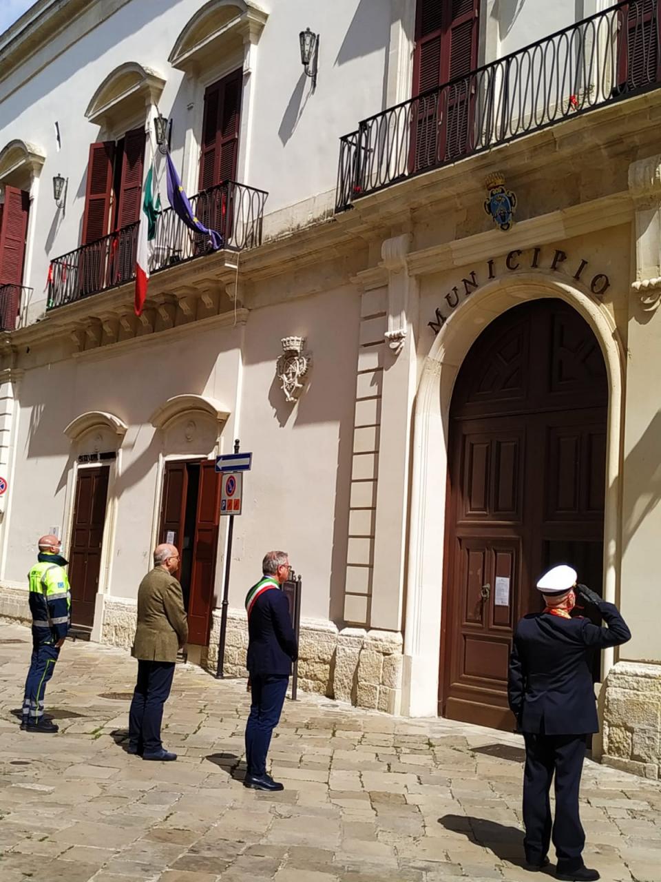 Tutti lì, in quel silenzio