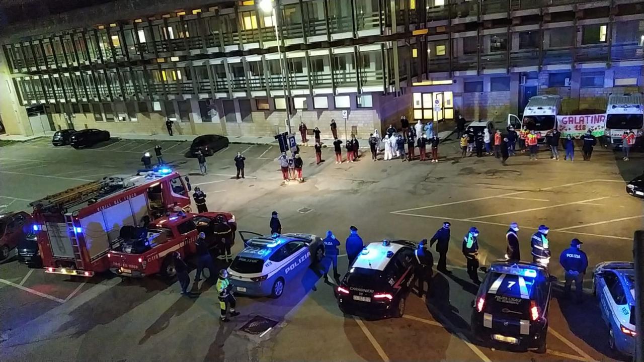 COVID-19. Di nuovo un balzo dei positivi nel Salento. A Galatina la manifestazione di solidarietà delle Forze dell'Ordine davanti alla Palazzina De Maria