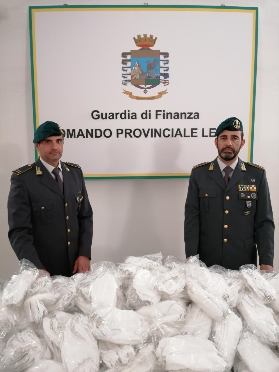 Sequestrate nel Salento oltre 5500 mascherine non conformi e vendute con un ricarico del 400% Sequestrate nel Salento oltre 5500 mascherine non conformi e vendute con un ricarico del 400%