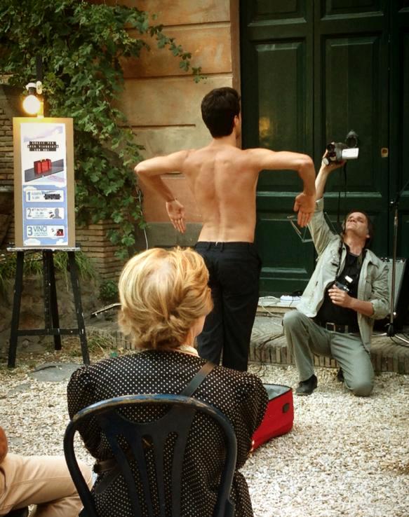 Fausto Romano esce da una valigia e conquista Roma