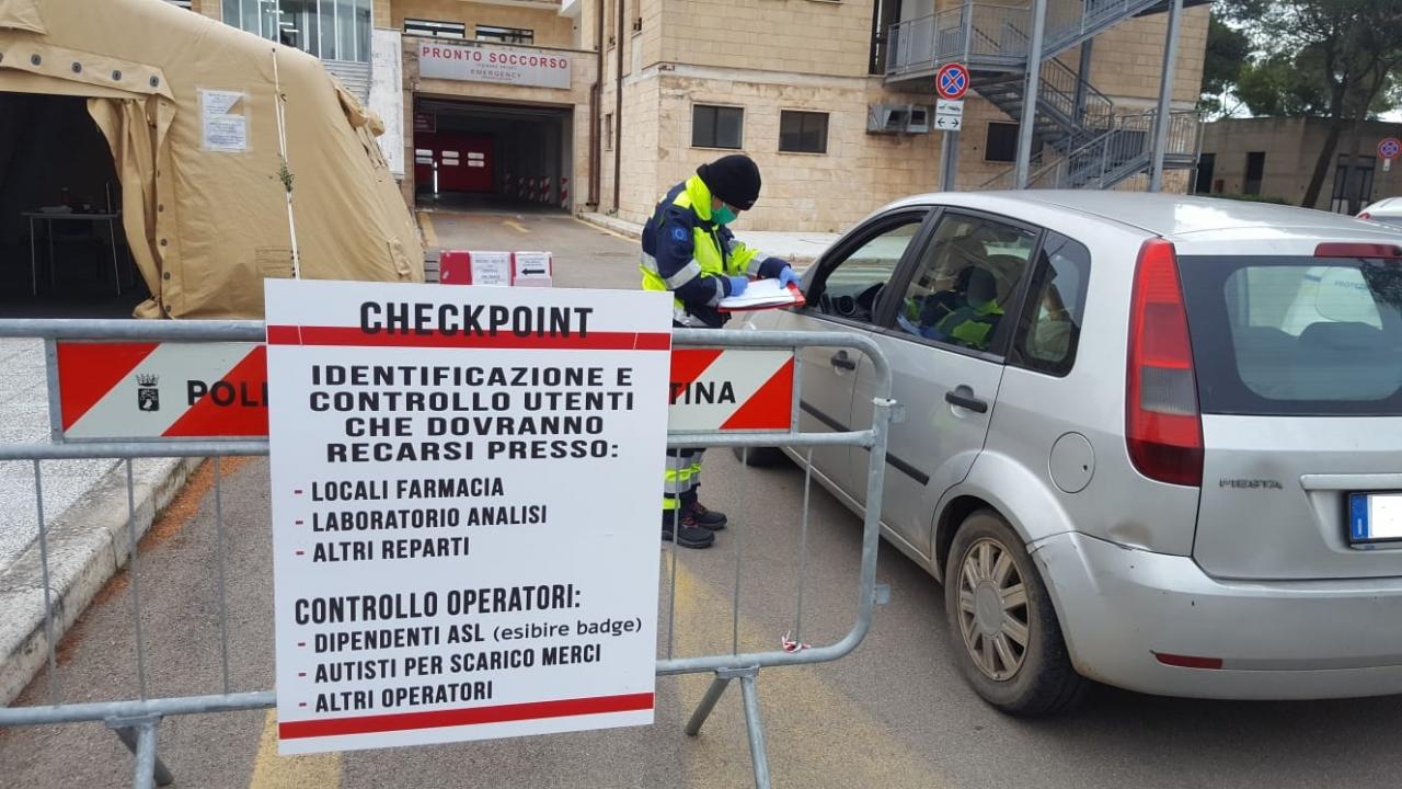 I volontari della Protezione Civile 'filtrano' con il termometro chi vuole accedere all'Ospedale di Galatina